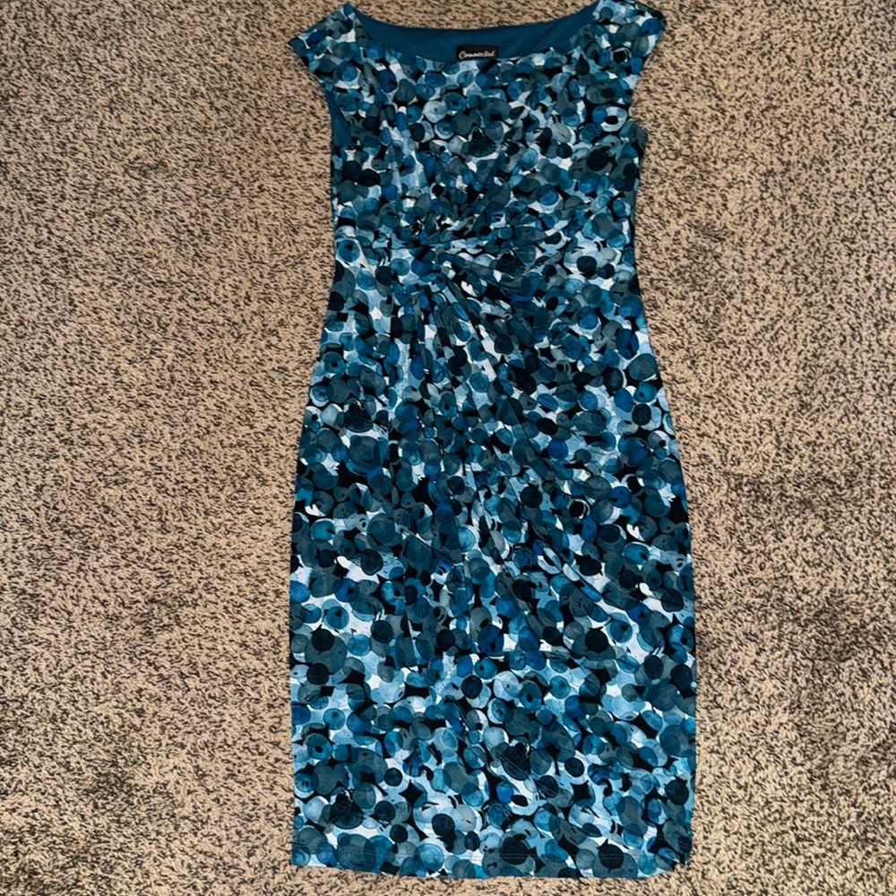 Beautiful elegant dress for work or a social event. Cute details.